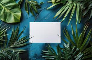 blanco papel rodeado por tropical hojas en azul antecedentes foto