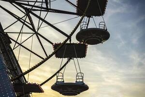 ferris rueda parque de atracciones puesta de sol foto