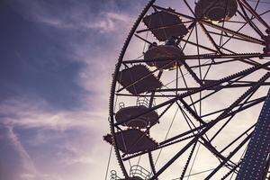 ferris rueda parque de atracciones puesta de sol foto