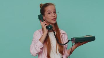 mooi tiener meisje kind kind pratend Aan bedrade wijnoogst telefoon van 80s zegt Hallo u telefoontje me terug video