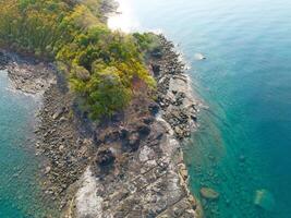 aéreo zumbido ver de hermosa rocoso con turquesa mar agua y arboles de Golfo de tailandia bueno isla, Tailandia foto