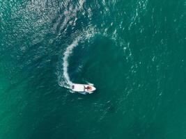 aéreo ver de velocidad barco en el agua mar haciendo un círculo, zumbido ver foto