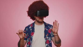 man använder sig av virtuell verklighet trogen teknologi vr headsetet hjälm till spela simulering 3d spel video