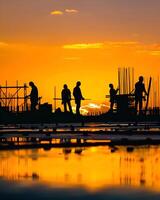 construcción trabajadores a puesta de sol foto