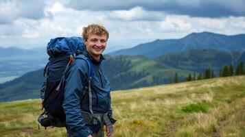 contento hombre con mochila para excursionismo montaña, viaje o Turismo foto