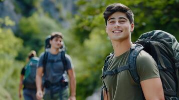 contento hombre con amigos con mochila para excursionismo montaña, viaje o Turismo foto