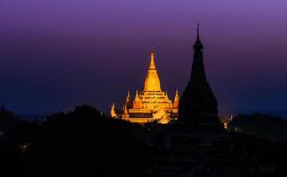 bagan a amanecer, myanmar foto