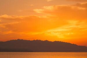 dorado puesta de sol en Creta con nubes rethymno ver foto