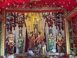 diosa Durga puja decorado pandal. más grande religioso festival de hindú dharma foto