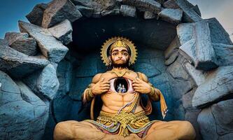 señor hanuman, bajrangbali estatua en rishikesh foto