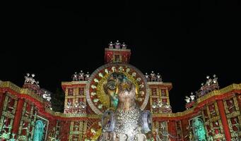 Durga puja pandal decoración de principal entrada portón foto