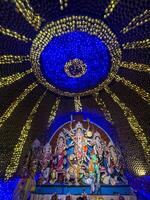 estatua de diosa Durga decorado pandal. más grande religioso festival de hindú dharma foto