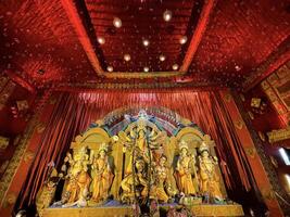 estatua de diosa Durga decorado pandal. más grande religioso festival de hindú dharma foto