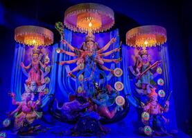 estatua de diosa Durga decorado pandal. más grande religioso festival de hindú dharma foto