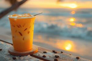 taza de con hielo café con dorado hora Encendiendo playa ver profesional publicidad comida fotografía foto