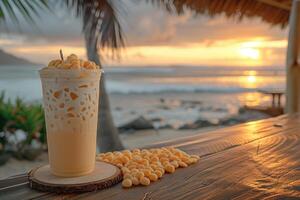 taza de con hielo café con dorado hora Encendiendo playa ver profesional publicidad comida fotografía foto