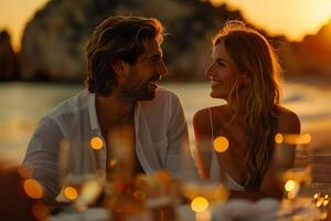 un Pareja disfruta un romántico cena en el puesta de sol playa. foto