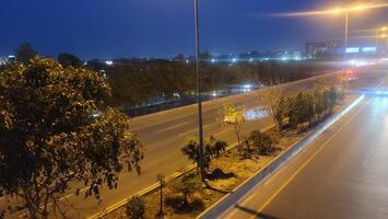 alto ángulo noche ver de anillo la carretera paso alrededor el capital ciudad de Punjab en lahore, Pakistán en mayo 15, 2024. foto