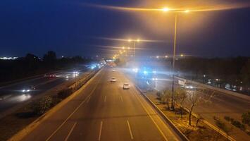 alto ángulo noche ver de anillo la carretera paso alrededor el capital ciudad de Punjab en lahore, Pakistán en mayo 15, 2024. foto