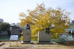 hiroshima, Japón - diciembre 6, 2023 - historia literario monumento en hiroshima paz monumento parque. eso es dedicado a el legado de hiroshima como el primero ciudad en el mundo a sufrir un nuclear ataque foto