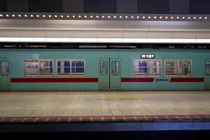 fukuoka, Japón - diciembre 5, 2022 el tren es dejando el plataforma a hakata estación foto