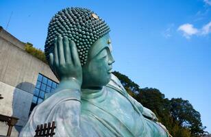 fukuoka, Japón - diciembre 6 6 2022 foto de el espalda de el cabeza enorme estatua de el reclinable Buda