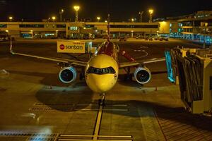 bangkok, Tailandia - diciembre 3, 2022 el avión es acerca de a parque en el pista. noche vuelo a Bangkok Tailandia foto