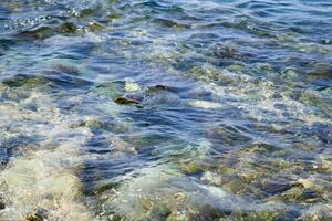 mar Tortuga nadando a través de cristal mar aguas y olas en Taiwán Xiaoliuqiu foto