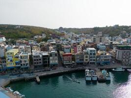 puerto de Xiaoliuqiu Taiwán, pacífico ciudad isla, azul mar, y pescar buques foto