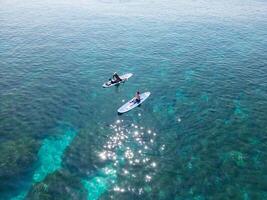 aéreo tranquilidad, kayac flotante en cristal aguas por el costa en Taiwán foto