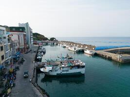 puerto de Xiaoliuqiu Taiwán, pacífico ciudad isla, azul mar, y pescar buques foto