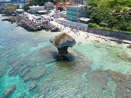 costero zumbido capturado paisajes marinos con gigante florero conformado rock en Taiwán isla foto