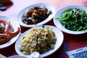 asiático sabores, tentador chino culinario, camarón, salvaje Jabali, frito arroz, Taiwán foto