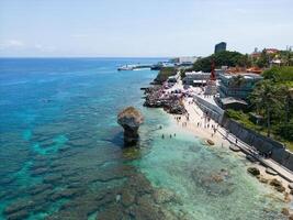 costero zumbido capturado paisajes marinos con gigante florero conformado rock en Taiwán isla foto