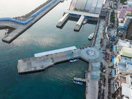 puerto de Xiaoliuqiu Taiwán, pacífico ciudad isla, azul mar, y pescar buques foto