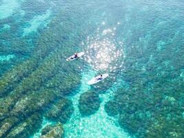 aéreo tranquilidad, kayac flotante en cristal aguas por el costa en Taiwán foto