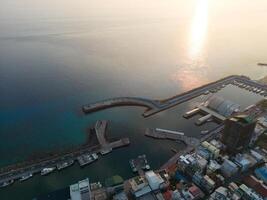 puerto de Xiaoliuqiu Taiwán, pacífico ciudad isla, azul mar, y pescar buques foto