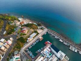 puerto de Xiaoliuqiu Taiwán, pacífico ciudad isla, azul mar, y pescar buques foto