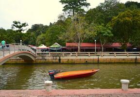 Brunei río en frente de tamú kianggeh mercado foto