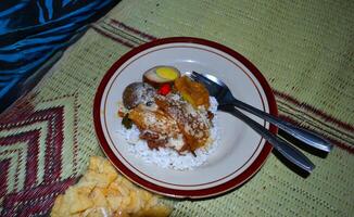 un plato de gudeg arroz especial culinario desde jogjakarta estaba servido en el estera foto
