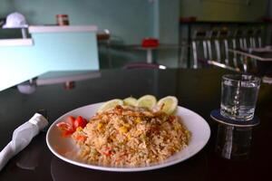 un plato de frito arroz en el mesa foto