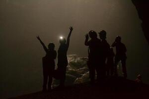 teniendo divertido en el oscuro de grubug cueva foto