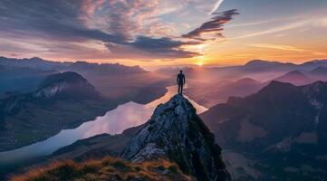 un hombre soportes en un montaña parte superior con vista a un hermosa lago. concepto de personal éxito foto