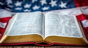 biblia con un cruzar mentiras en parte superior de un rojo, blanco y azul americano bandera foto