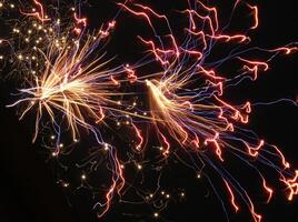 hermosa fuegos artificiales rojo blanco y azul foto