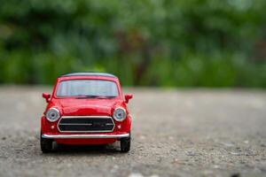un de cerca imagen de un retro rojo juguete coche foto