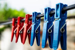 Tres rojo pinzas para la ropa en un tendedero foto