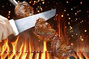 asador de bistec en el asador, picanha en rodajas, picanha foto