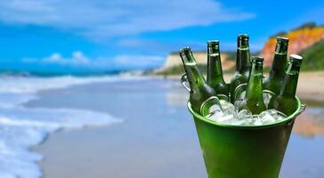 cerveza Cubeta con hielo en el playa foto