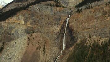 increíble aéreo ver de takakkaw caídas en yoho nacional parque video